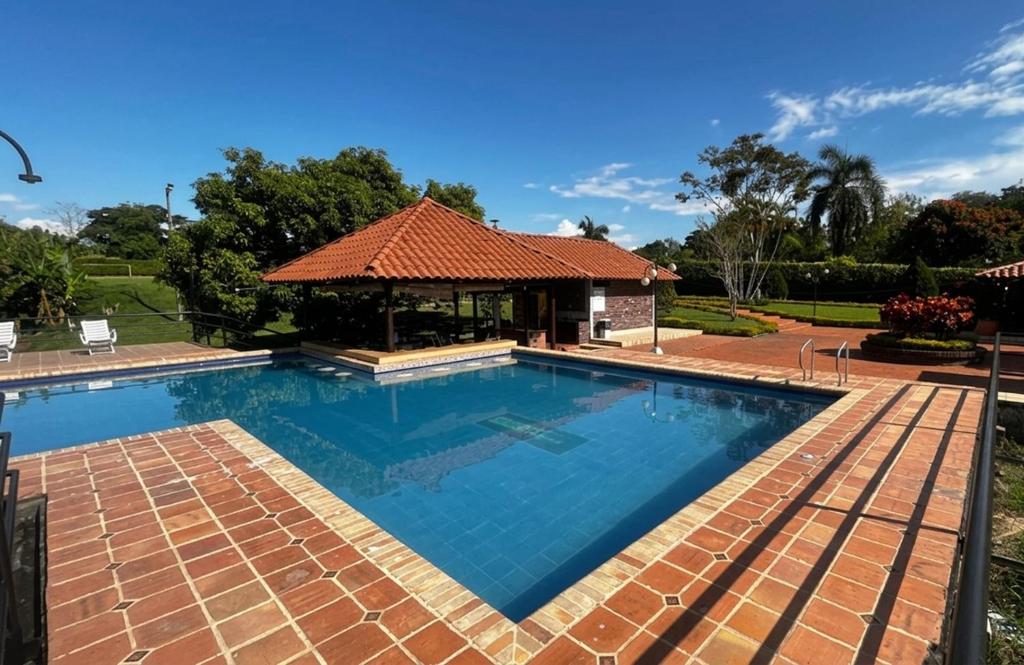 Piscina al aire libre y zonas de descanso bajo el sol del Quindío - Foto 145